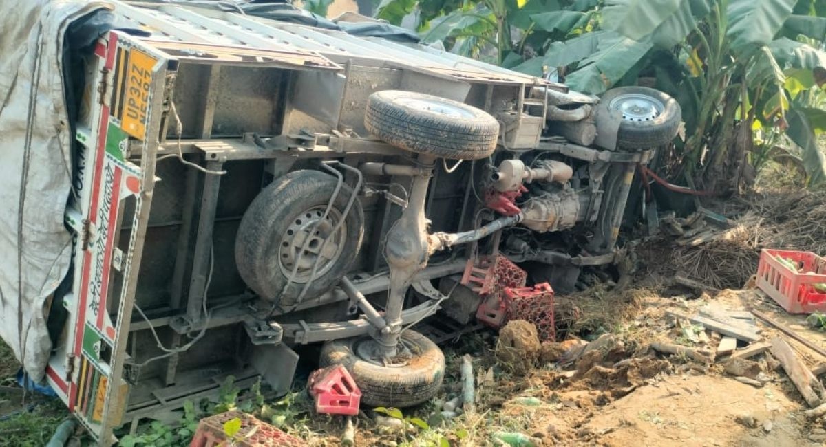 gonda16 pilgrims injured as e rickshaw collides with truck