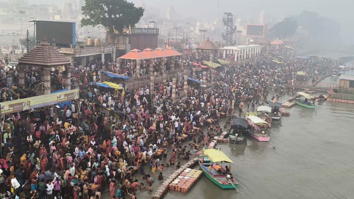 kartik purnima 2025 devotees throng ayodhya to take a dip in the saryu river on the occasion kartik purnima