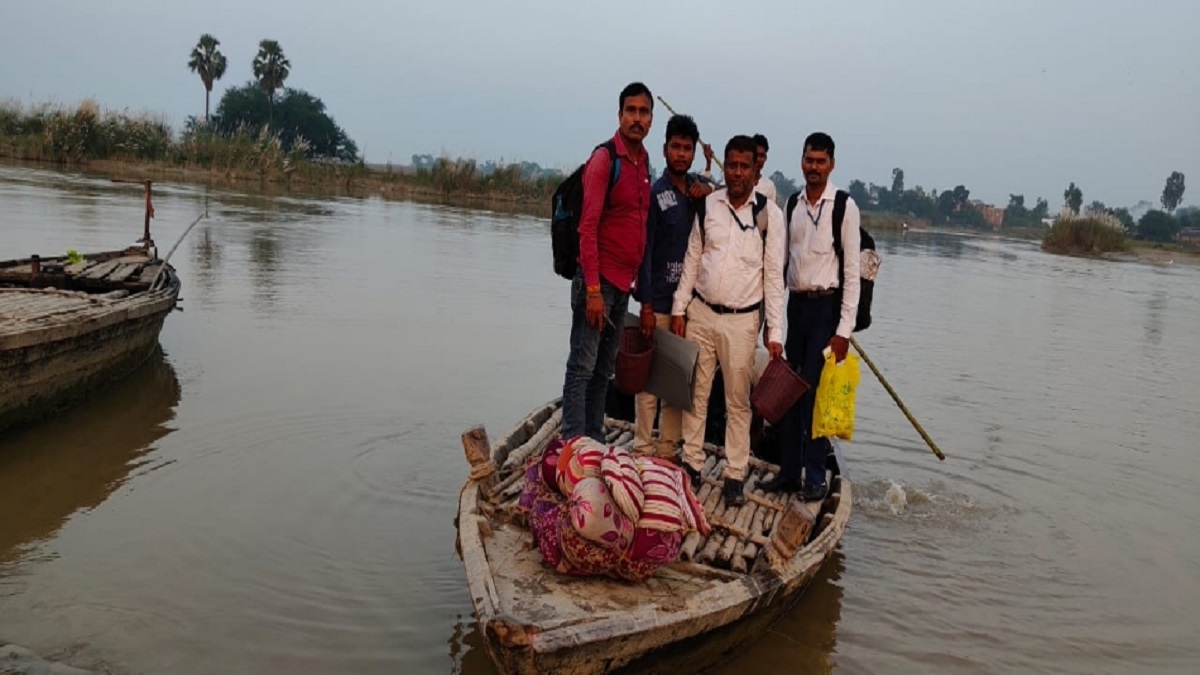 boats are used to reach 11 booths in kusheshwarsthan darbhanga district