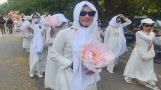 भगवान बुद्ध की पवित्र अस्थि अवशेष की शोभायात्रा निकली। जो विभिन्न जगहों से होते हुए वापास बौद्ध मन्दिर परिसर पहुंची।
