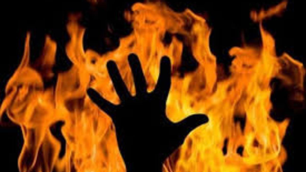 delhi 17yearold girl dies of burns man found dead nearby