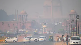 दिल्ली में वायु प्रदूषण का स्तर अभी भी चिंताजनक है, हालांकि मंगलवार को AQI में कुछ सुधार देखा गया।