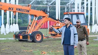 एफआरआई परिसर का निरीक्षण करते डीएम सविन बंसल।