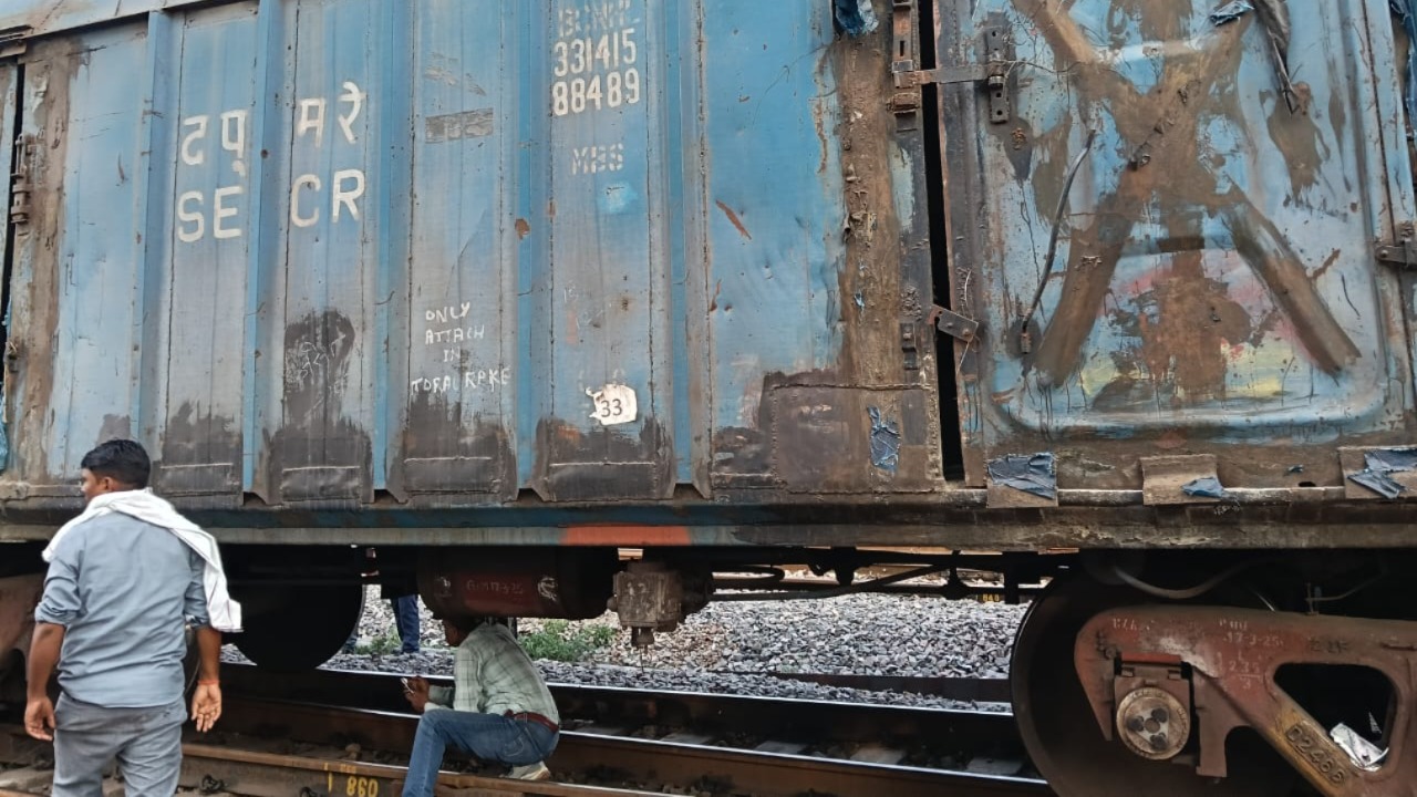 goods train derails near chheoki station prayagraj