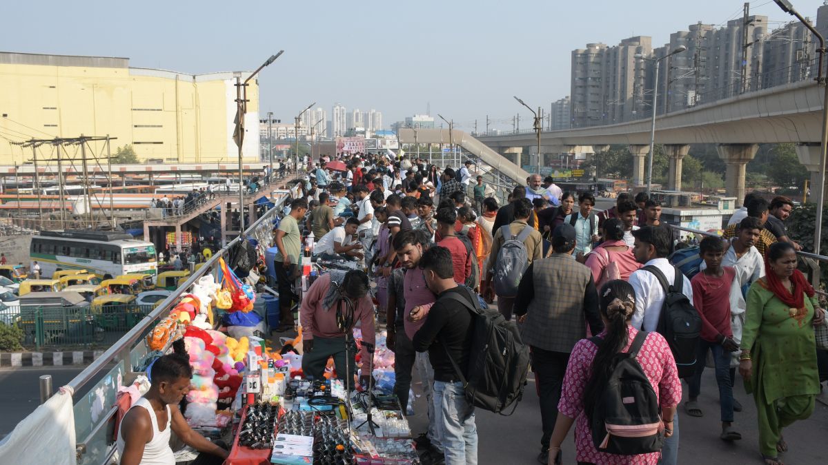 anand vihar foot overbridge illegal market thrives in delhi
