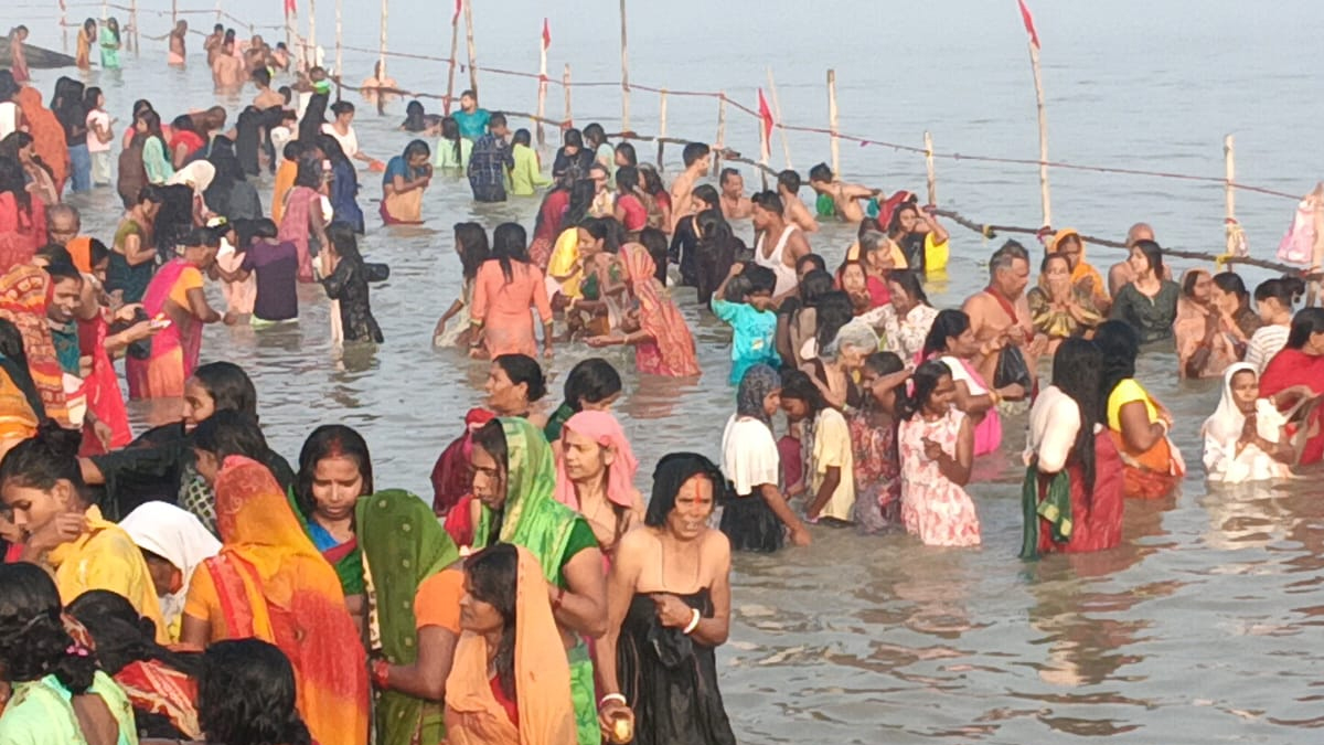 kartik purnima huge crowd at patna ganga ghats administration alert