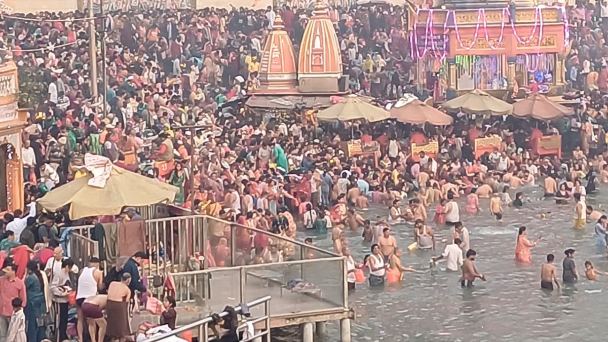 kartik purnima 2025 a wave of faith surged at har ki pauri devotees take dip in ganga