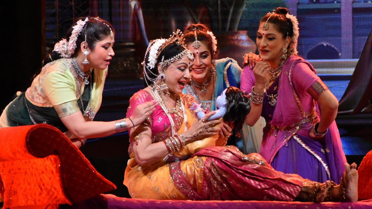 hema malini performed yashoda showered affection on krishna dwapar was captured in her eyes