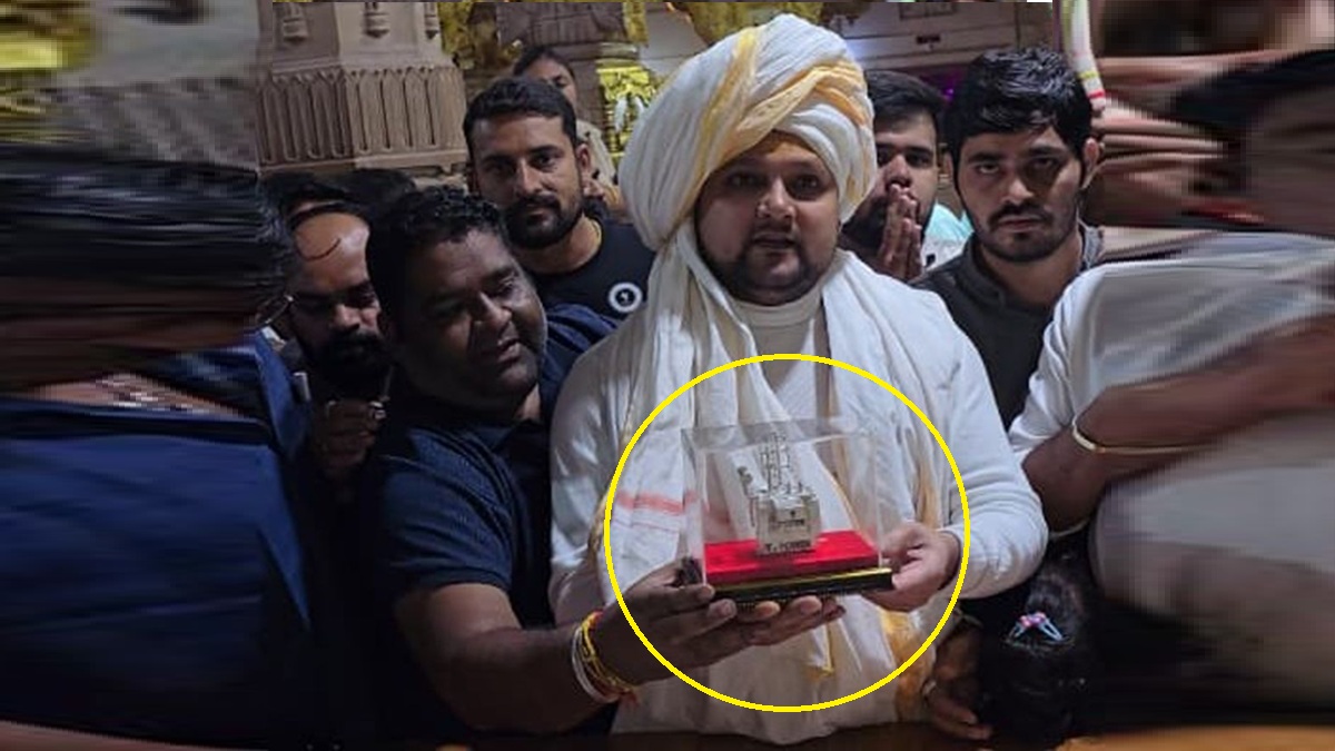 devotee lalit gang sonu offered a silver transformer to sanwariya seth