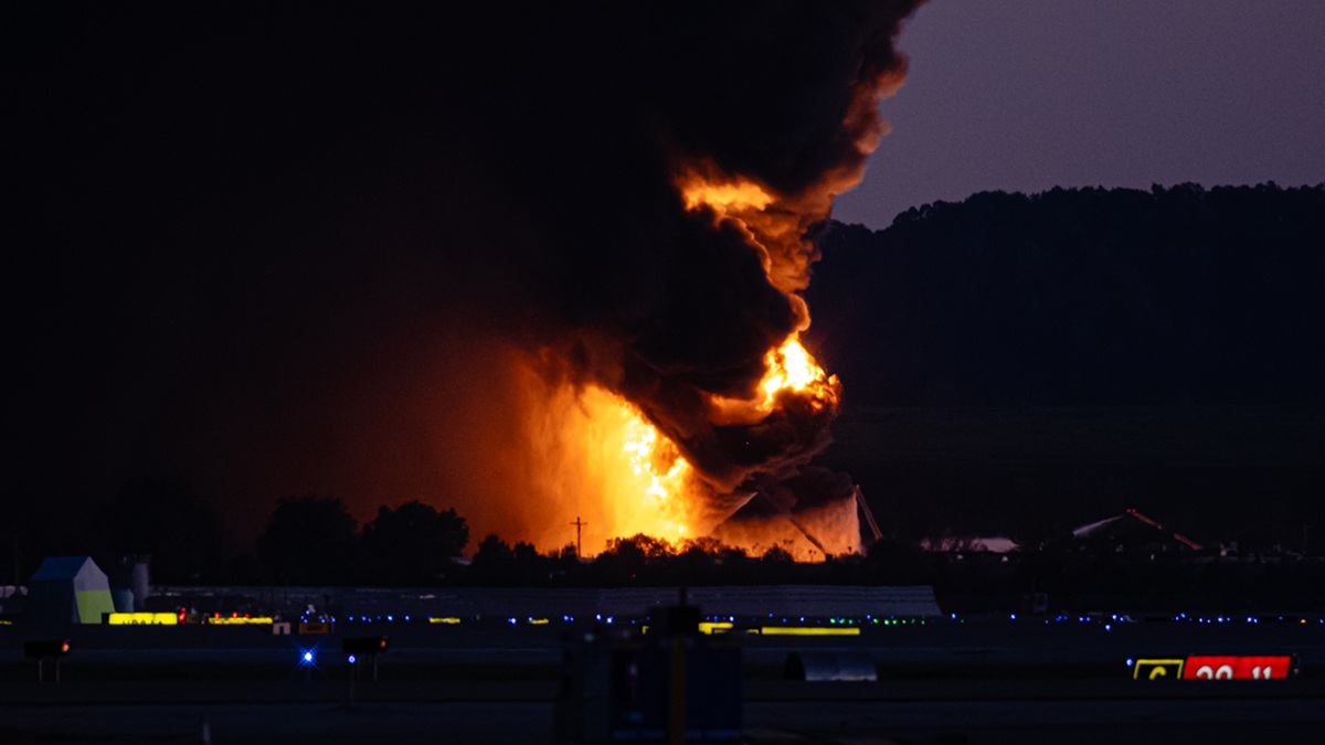 ups cargo plane with 3 aboard explodes on takeoff at louisville airport igniting huge fire