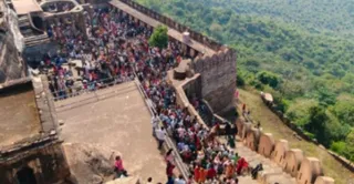 कालिंजर दुर्ग के मंदिर परिसर में दोपहर दो बजे श्रद्धालुओं की जुटी भीड़। जागरण