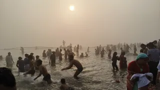 मोक्षदायिनी में मखदूमपुर घाट पर बुधवार सुबह स्नान के लिए लाखों श्रद्धालु उमड़ पड़े। जागरण