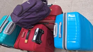 33 बंडल में (प्रत्येक बंडल में 30 शीशी) रखे गए 100 मिलीलीटर की 900 शीशी विंग्स कंपनी की ओनरेक्स कफ सिरप बरामद हुई।