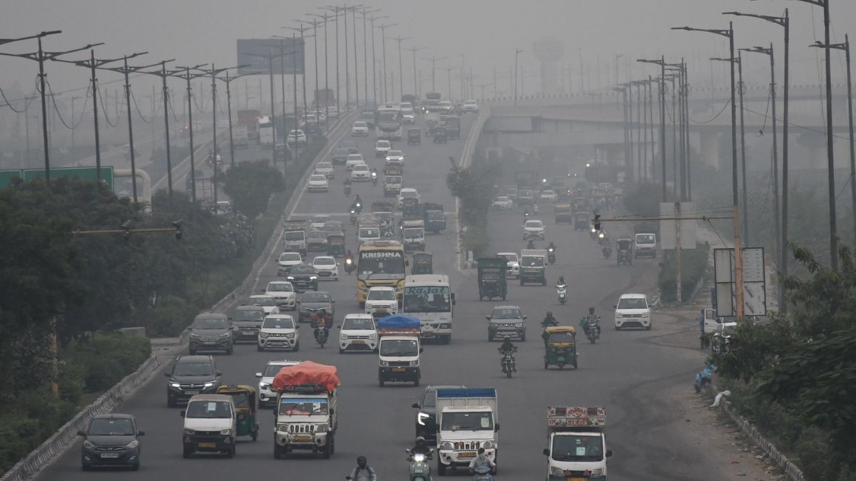 delhi air quality improves slightly remains in poor category