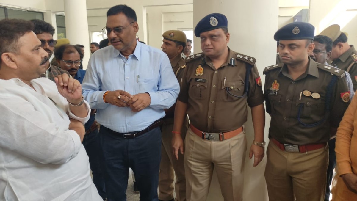 stamp registration minister visits chunar announces compensation