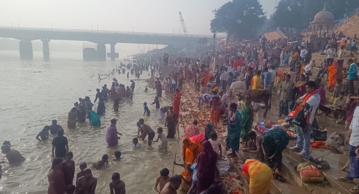 kartik purnima 2025 devotees take holy dip in saryu and rapti rivers