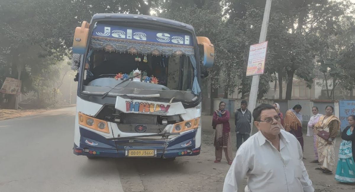 bus accident in sultanpur gujarat pilgrims injured en route from ayodhya to kashi