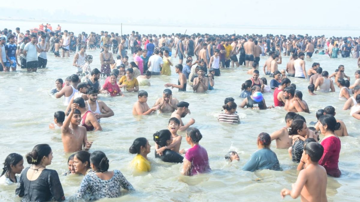 kartik purnima lakhs of devotees took a holy dip in ganga