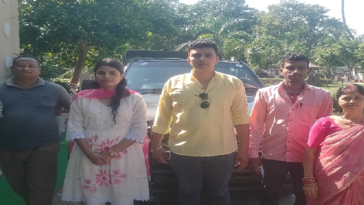 a tiger suddenly appeared in front of tourists in valmikinagar