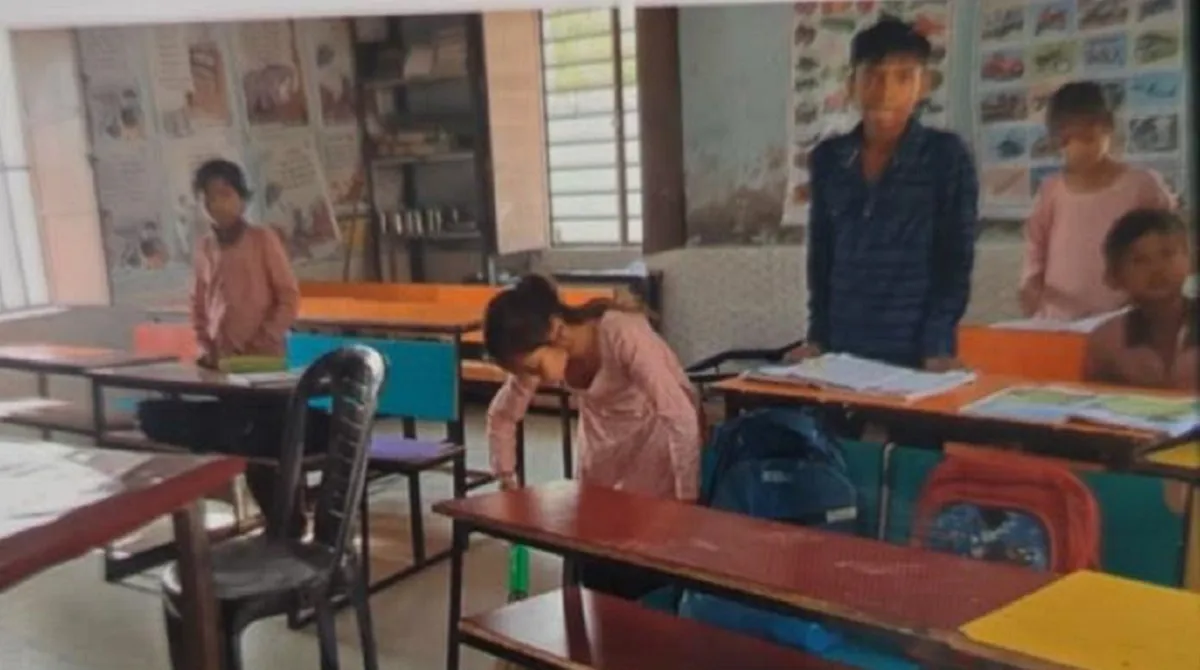 कक्षा में झाड़ू लगाती मिली छात्रा, शिक्षामित्र थे फोन में व्यस्त...कापियां तो जुलाई से चेक नहीं की गईं
