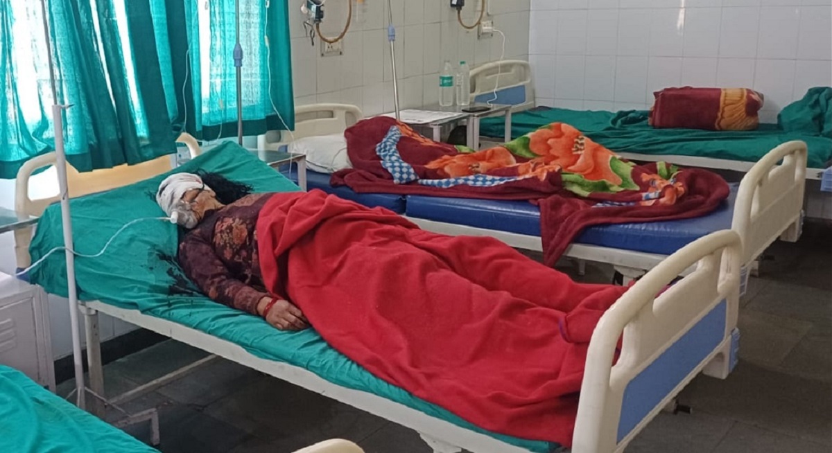 dumper collides with ertiga car two dead nine injured