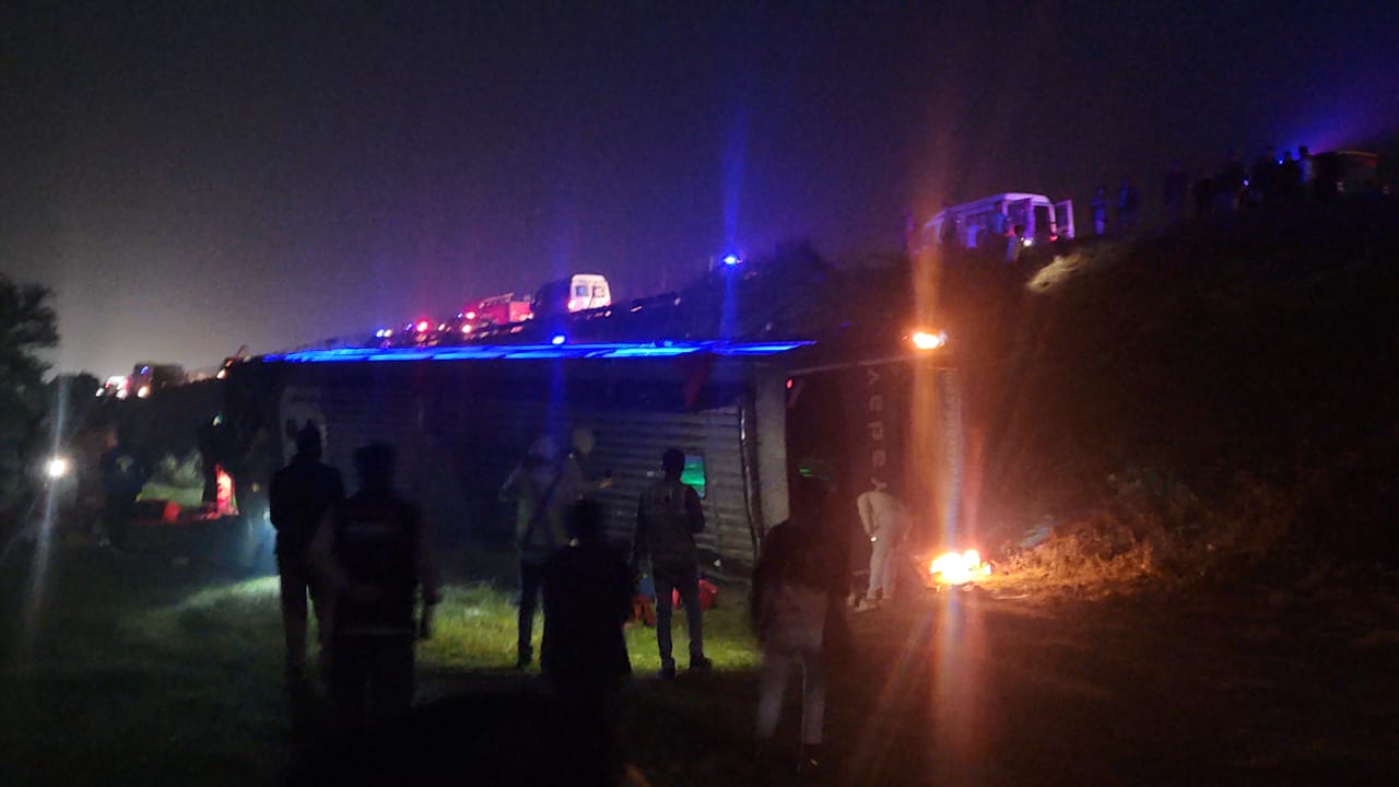 sleeper bus overturns on agralucknow expressway 21 injured