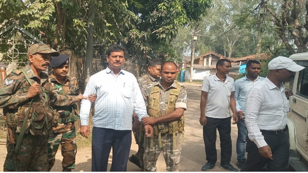 district council official in latehar arrested for taking 65000 bribe