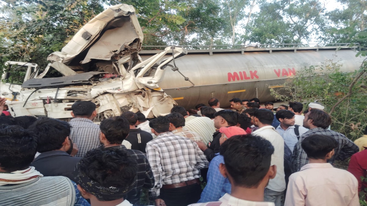 kasganj roadways bus and milk container accident at sasni aligarh agra state highway