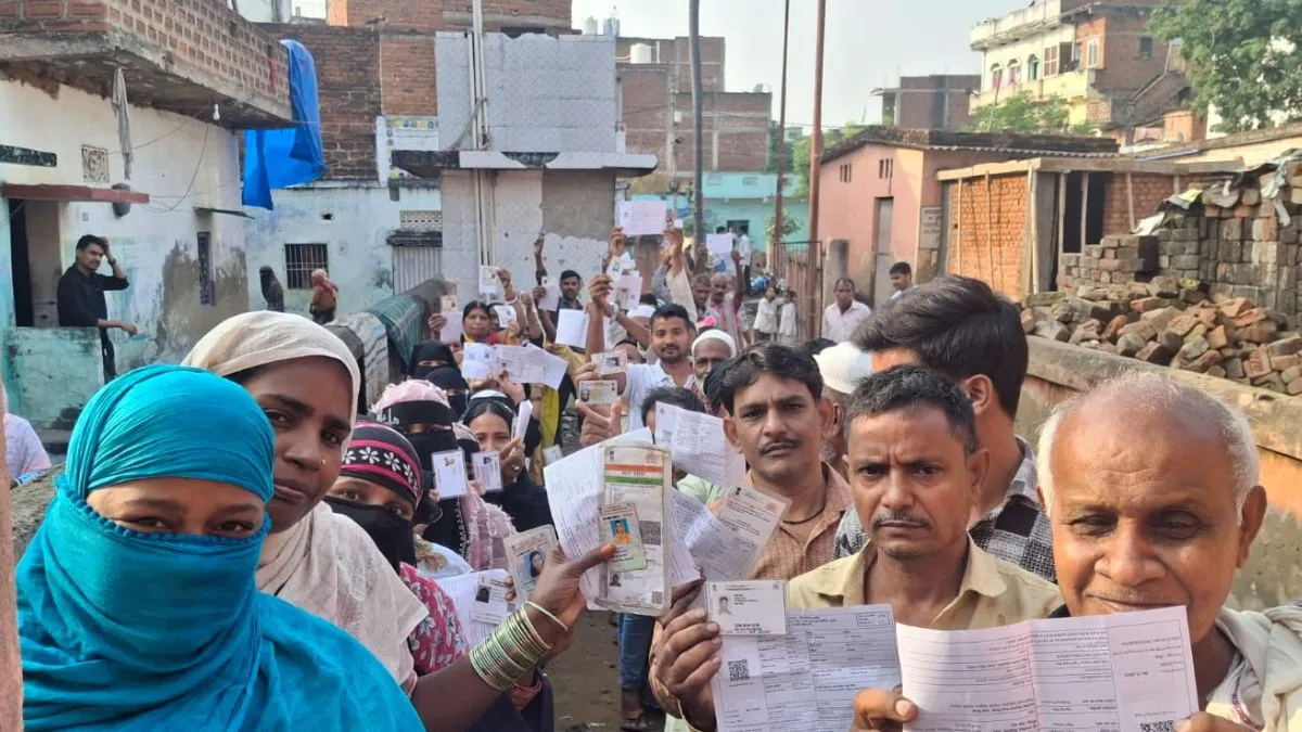Bihar Election 2025 Phase 1 Voting Live : लालू-राबड़ी और बहनों के साथ तेजस्वी ने डाला वोट, बोले- बदलाव जरूरी है
