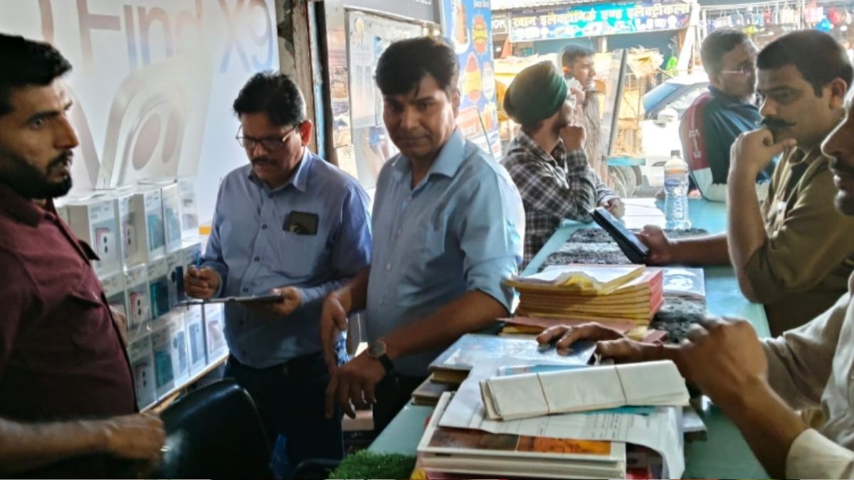 gst raid on mobile shop in pilibhit tax evasion of 15 crore uncovered