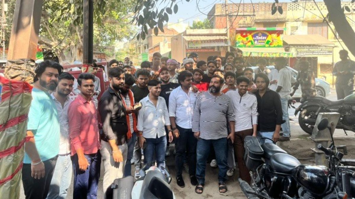 ghaziabad police bribery allegation bajrang dal protests at police station