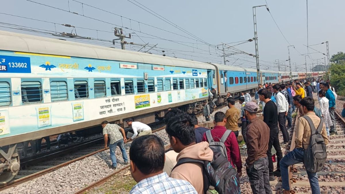 indian railways gorakhpurlucknow intercity stopped in barabanki as smoke comes out from one coach
