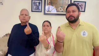 उंगली पर लगी स्याही दिखाते लालू प्रसाद, राबड़ी देवी व तेजस्वी यादव।