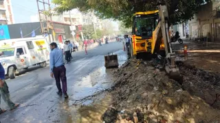 जेसीबी से खोदाई के दौरान पीएनजी गैस पाइप लाइन में लीकेज होने से आग लग गई।