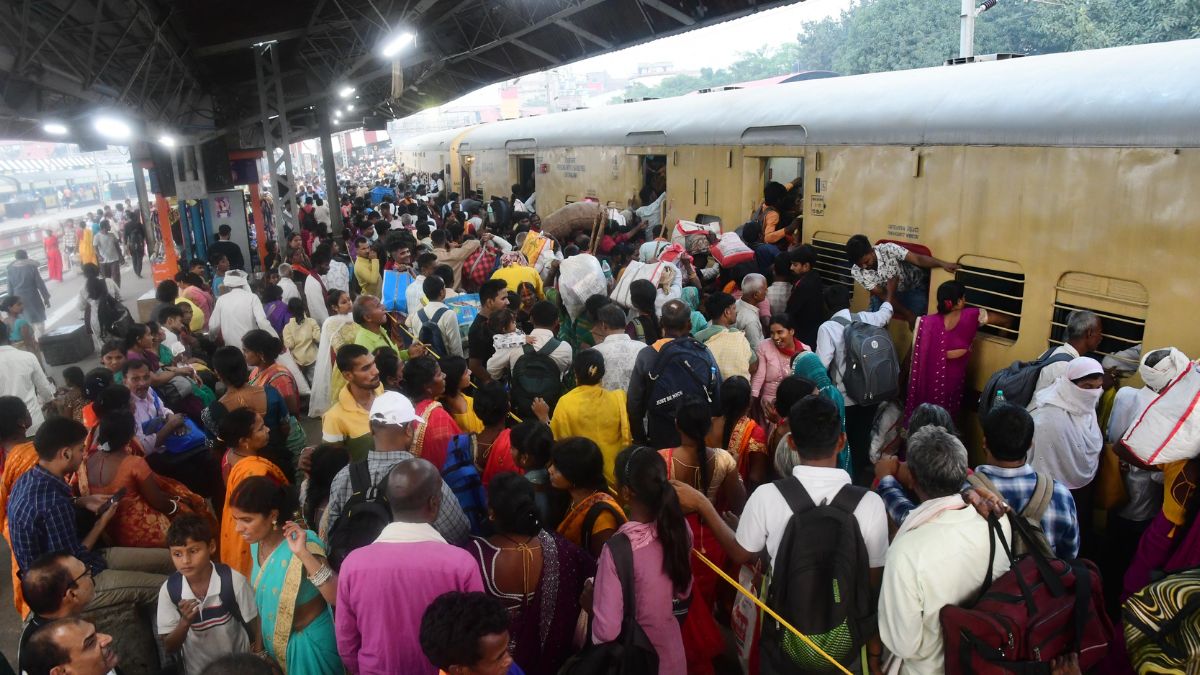 patna ganga snan huge crowds overcrowded trains