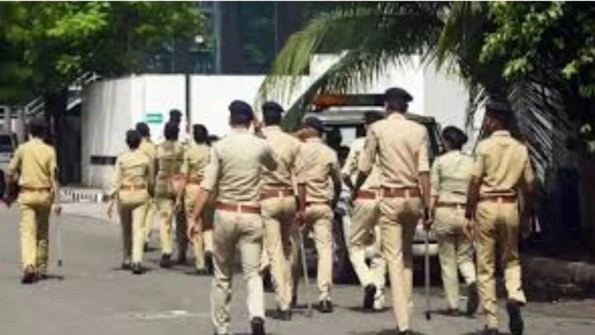 chain snatchers arrested in defence colony delhi within 48 hours