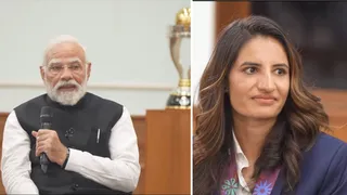 नई दिल्ली में प्रधानमंत्री नरेन्द्र मोदी भारतीय क्रिकेटर रेणुका सिंह ठाकुर से बात करते हुए।