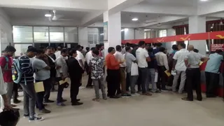 प्रयागराज के सिविल लाइंस स्थित प्रधान डाकघर में सर्वर डाउन होने से लगी लोगों की कतार। जागरण
