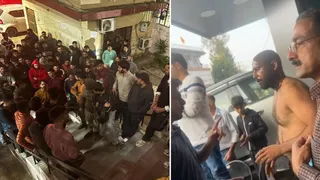 सुंदरनगर में छात्रा से छेड़छाड़ के बाद थाने के बाहर एकत्र भीड़ और आरोपित। जागरण