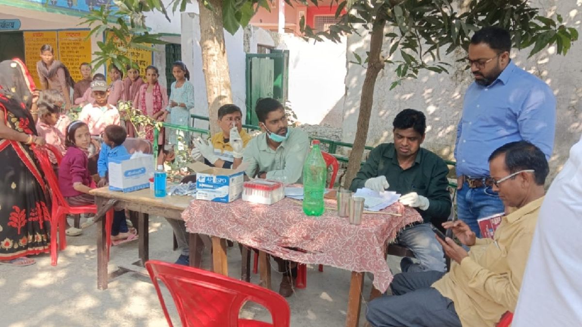 japanese encephalitis threat in sikraul village samples of 40 people sent to lucknow for testing