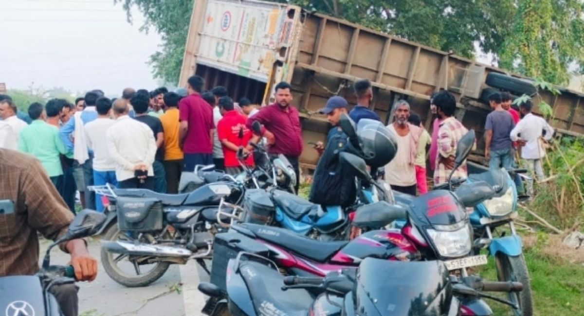 truck overturns in kushinagar beer cans looted disappointment ensues