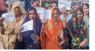 बेनीपुर स्थित कर्पुरी भवन में 76 एंव 77 पर वोट देने जाती महिलाएं। जागरण