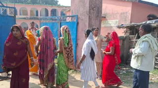 Bihar Vidhan Sabha Chunav: कुढ़नी के बंगरा बंशीधर बूथ पर वोट देने के लिए पहुंची महिलाएं। जागरण