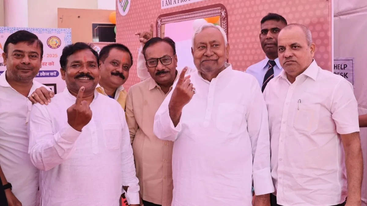 Bihar Chunav 2025 Voting Live: सीएम नीतीश कुमार ने किया मतदान, बिहार में सुबह 9 बजे तक 13.13 प्रतिशत वोटिंग; बेहोश होकर गिरे पीओ
