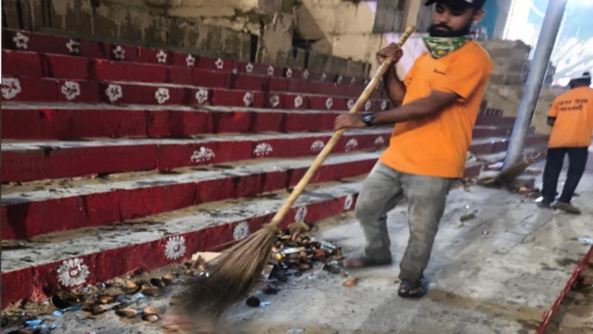 ganga ghats cleaned overnight after dev deepawali 200 tons of waste removed