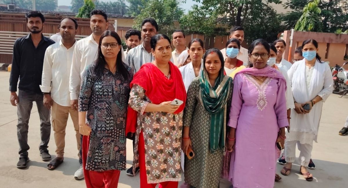 deoria staff nurses protest police questioning surround cms