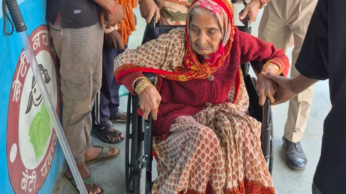 bihar elections 2025 peaceful voting in gopalganj security forces assist voters