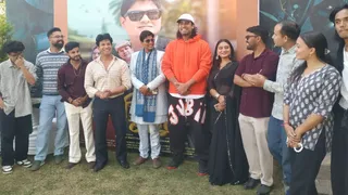 राजपुर रोड स्थित भगवतंपुर स्थित वैभव फार्म में टीम के साथ मौजूद गायक जुबिन नौटियाल।