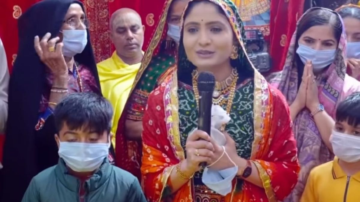 koyel of kutch sang krishna bhajans to saint premanand maharaj in vrindavan