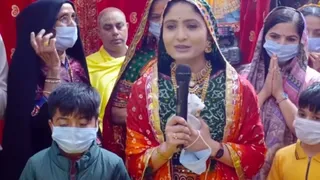 Saint Premanand: ‘कच्छ की कोयल’ ने सुनाया कृष्ण भजन, गदगद हुए संत प्रेमानंद